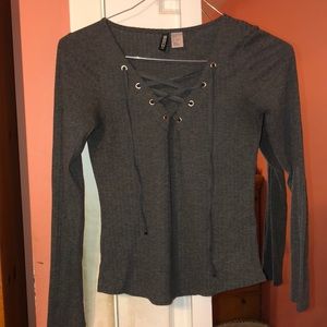 grey long sleeve lace-up tee